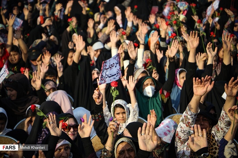 اجتماع بزرگ بانوان در کنار دریاچه خلیج فارس