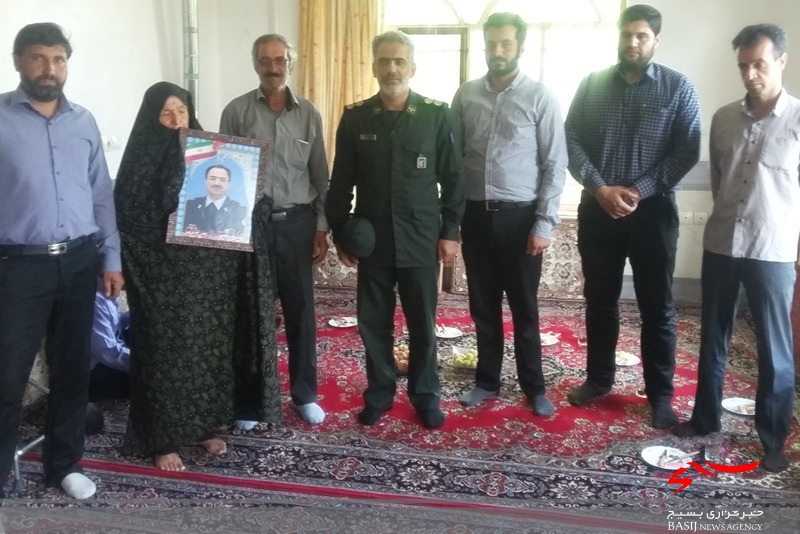 حضور فرمانده سپاه گلپايگان در جمع خانواده شهید امیر خلبان قجاوند حضور فرمانده سپاه گلپايگان در جمع خانواده شهید امیر خلبان قجاوند
