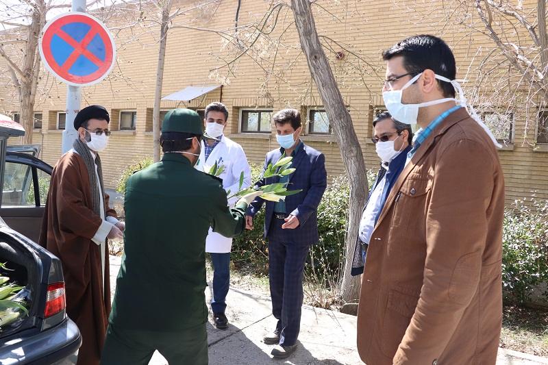 دیدار امام جمعه و فرمانده سپاه  شازند با کادر بیمارستان امام خمینی (ره) و مدافعان سلامت در خط مقدم مبارزه با ویروس منحوس کرونا