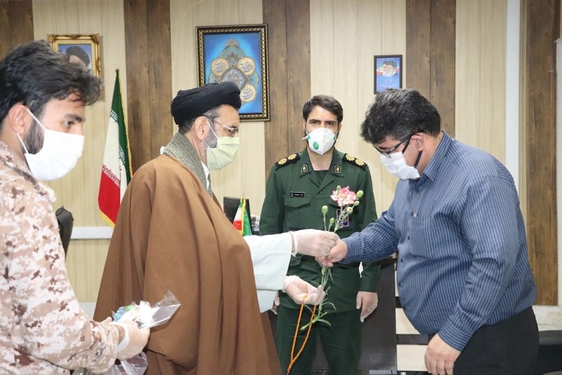 تقدیر فرمانده سپاه ناحیه مقاومت بسیج شازند و امام جمعه شازند از بخشداران تقدیر فرمانده سپاه ناحیه مقاومت بسیج شازند و امام جمعه شازند از بخشداران