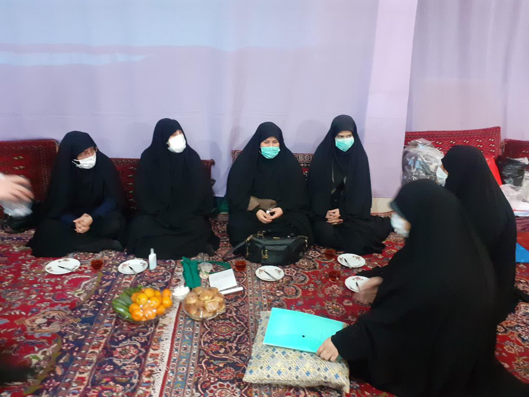 بازدید سرکار خانم بیابانی مسئول بسیج جامعه زنان کشور از کارگاه دوخت ماسک در شهر ری
