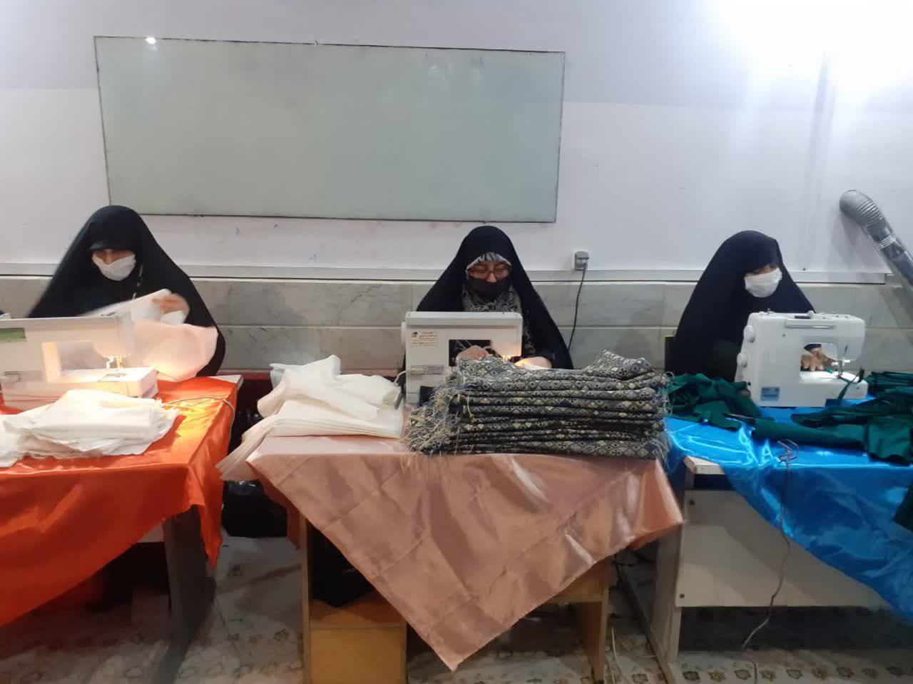 بازدید سرکار خانم بیابانی مسئول بسیج جامعه زنان کشور از کارگاه دوخت ماسک در شهر ری