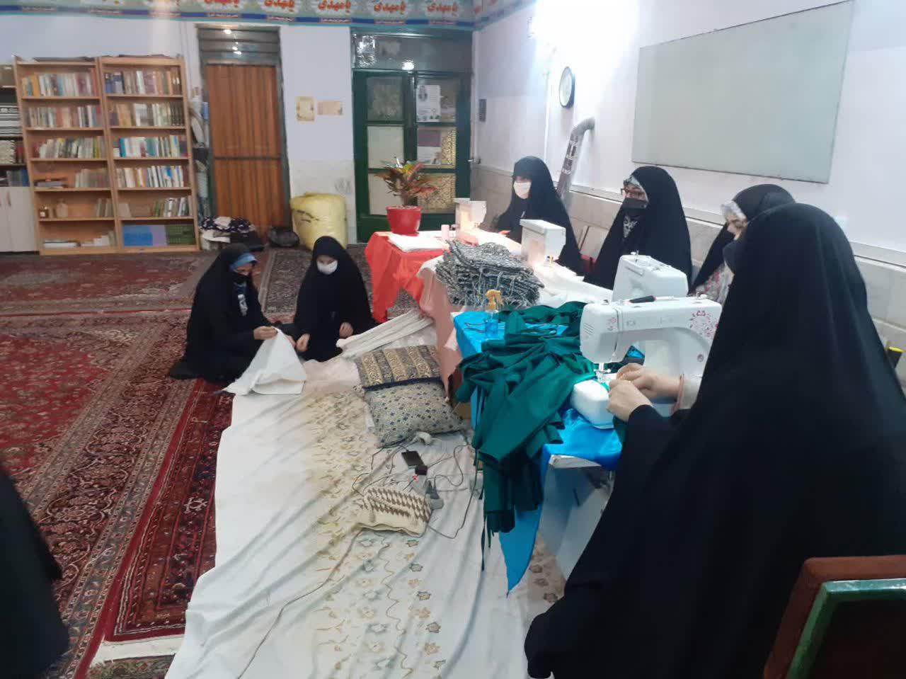 بازدید سرکار خانم بیابانی مسئول بسیج جامعه زنان کشور از کارگاه دوخت ماسک در شهر ری