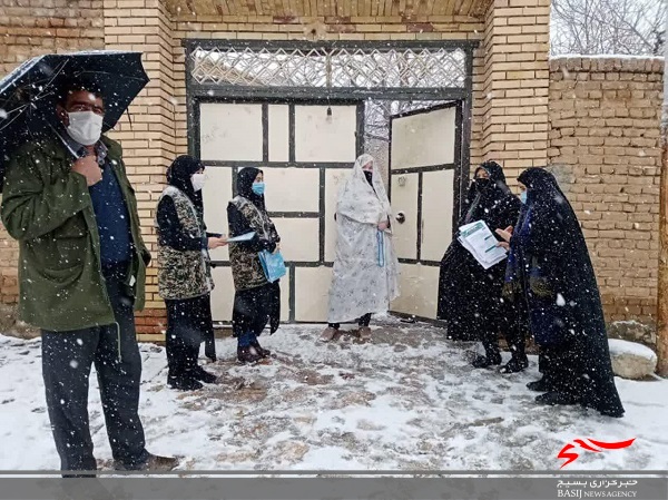 سردار میان کوچه های شهر قدم می زند