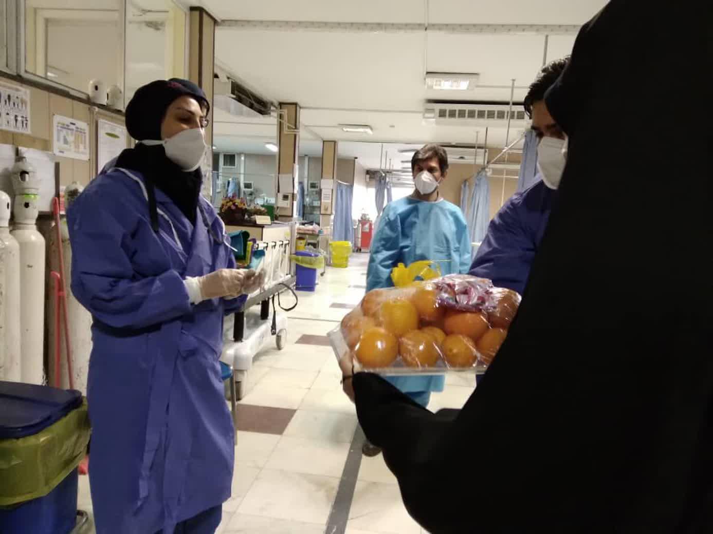 تجلیل خواهران بسیجی حوزه 370 شفاعت سپاه ناحیه ری از مدافعان سلامت در بیمارستان فیروزآبادی تجلیل خواهران بسیجی حوزه 370 شفاعت سپاه ناحیه ری از مدافعان سلامت در بیمارستان فیروزآبادی