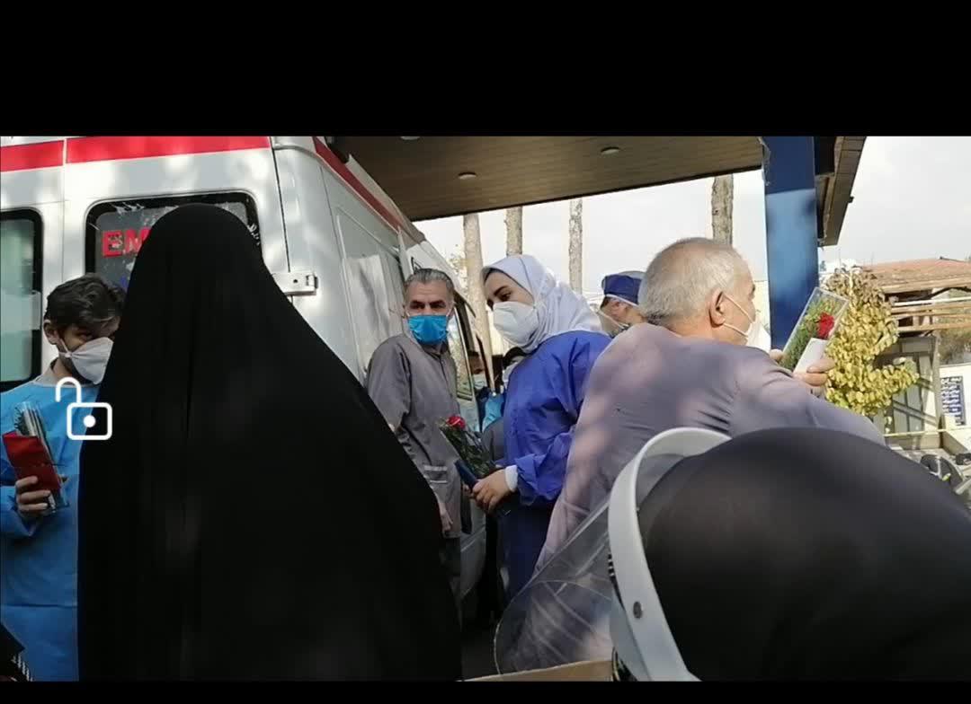 تجلیل خواهران بسیجی حوزه 370 شفاعت سپاه ناحیه ری  از مدافعان سلامت در بیمارستان فیروزآبادی