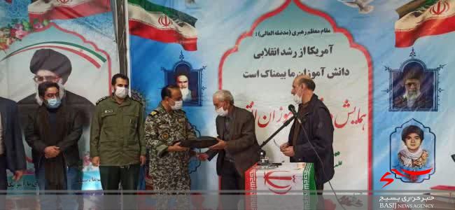 حضور فرمانده ارشد نظامی ارتش در قم در همایش دانش آموزان انقلابی+تصاویر