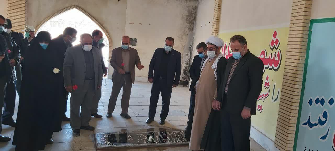 دیدار جمعی از مسئولین خرمدره ای با خانواده شهدای این شهرستان