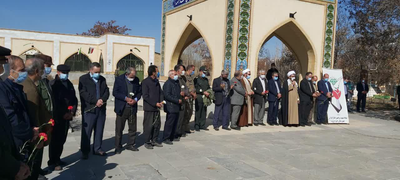 دیدار جمعی از مسئولین خرمدره ای با خانواده شهدای این شهرستان