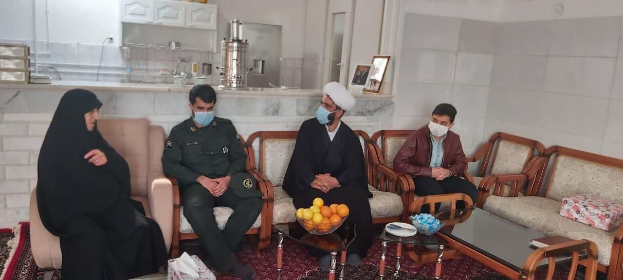 دیدار جمعی از مسئولین خرمدره ای با خانواده شهدای این شهرستان