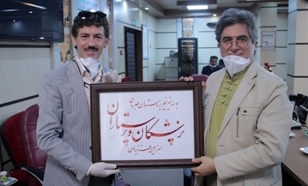 هنرمندان بسیجی از کادر درمان بیمارستان بقیه‌الله(عج) بازدید کردند