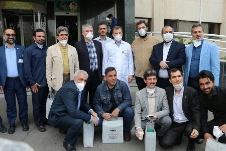 هنرمندان بسیجی از کادر درمان بیمارستان بقیه‌الله(عج) بازدید کردند