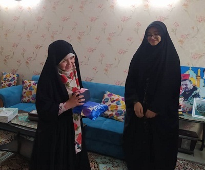 تکریم دختران شهید مدافع حرم طارمی و رضایی در روز دختر