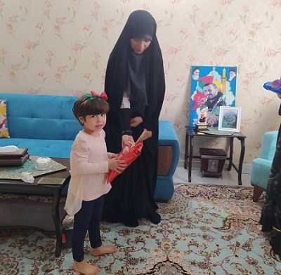 تکریم دختران شهید مدافع حرم طارمی و رضایی در روز دختر