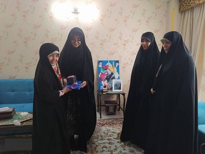 تکریم دختران شهید مدافع حرم طارمی و رضایی در روز دختر