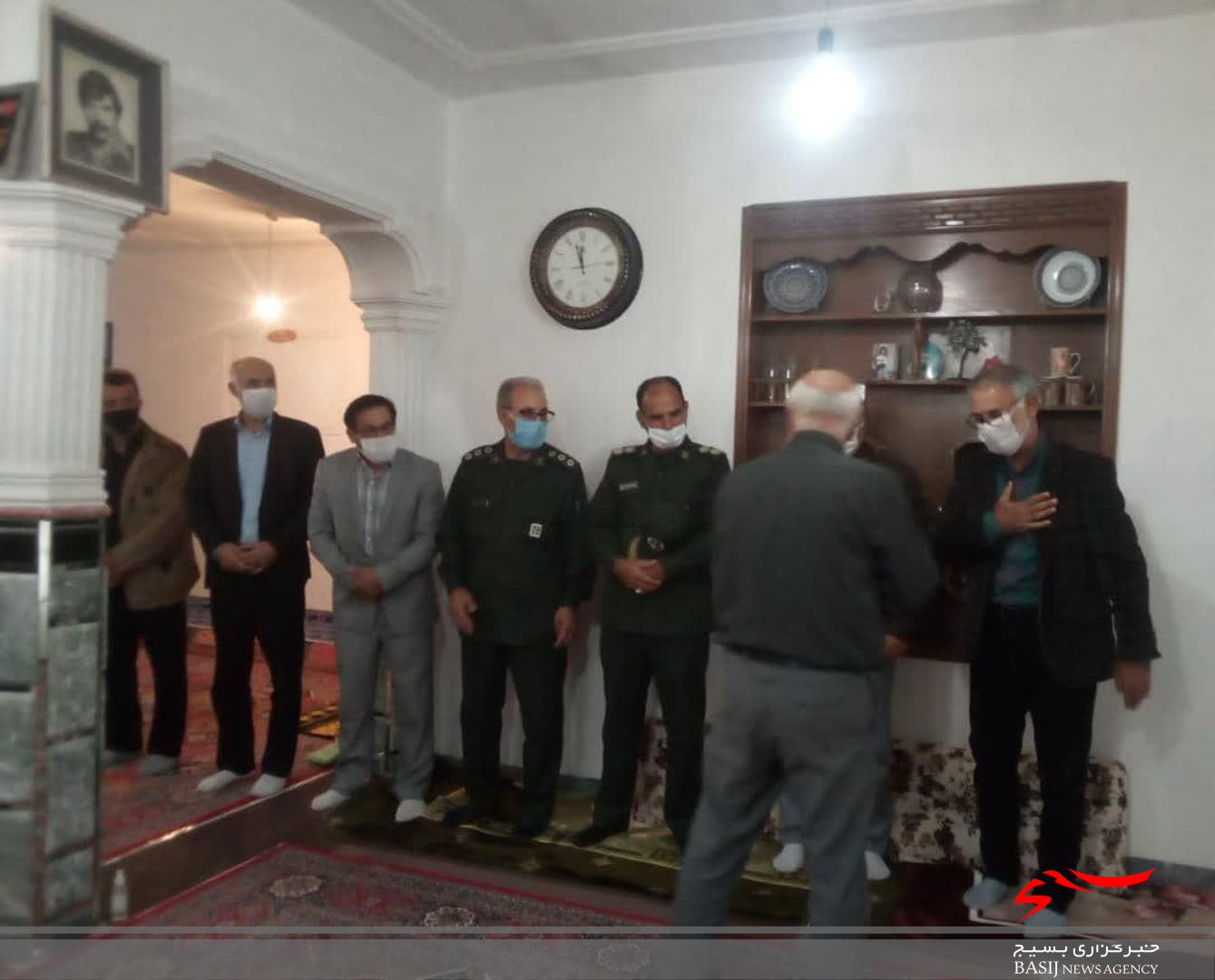 دیدار و تجلیل از خانواده شهدا به مناسبت هفته دفاع مقدس
