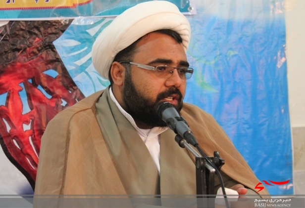 تجلیل و تکریم خانواده شهدا پاسداری از انقلاب است