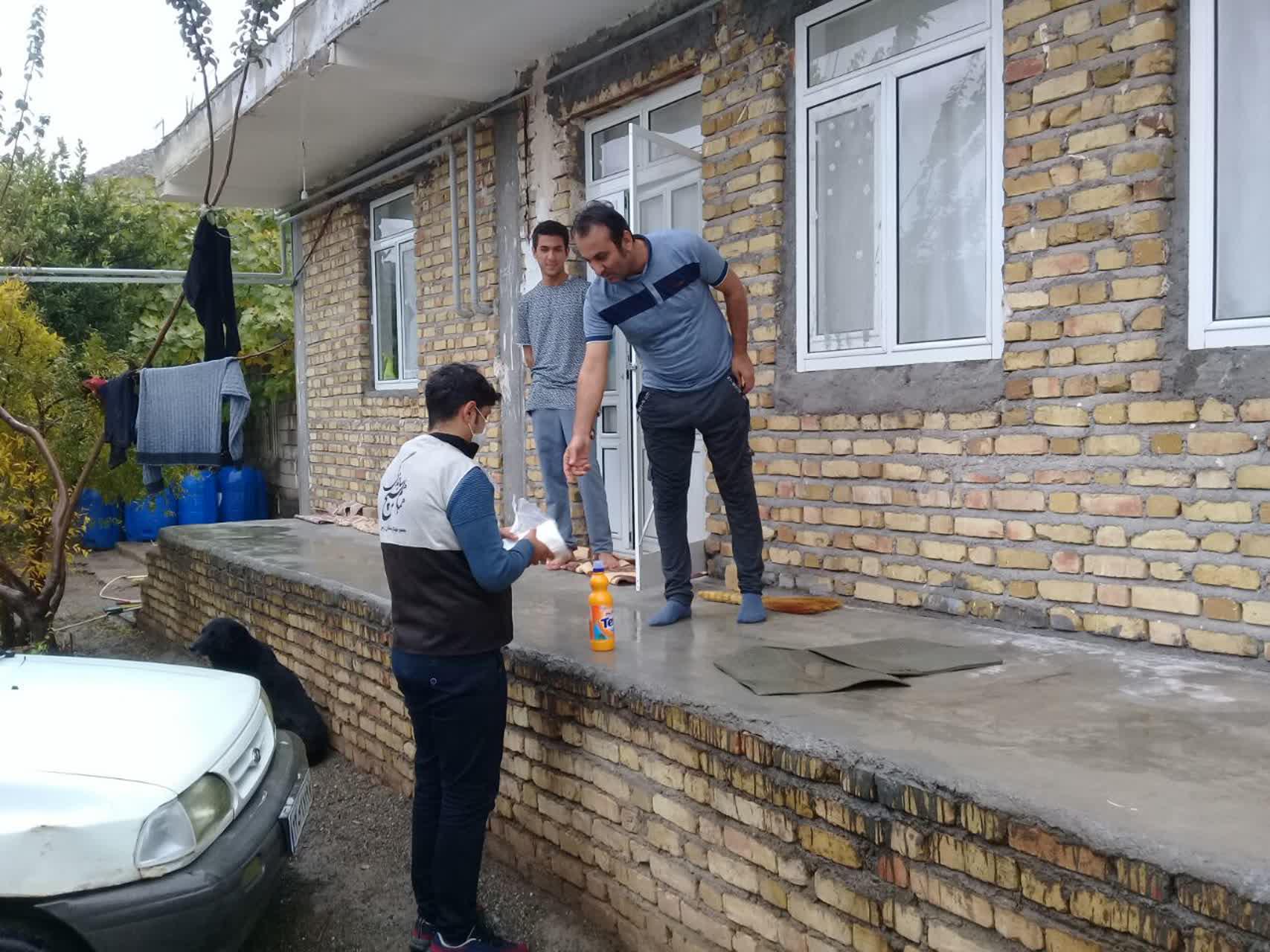 توزیع بسته های بهداشتی در روستاهای شهرستان طارم+تصاویر