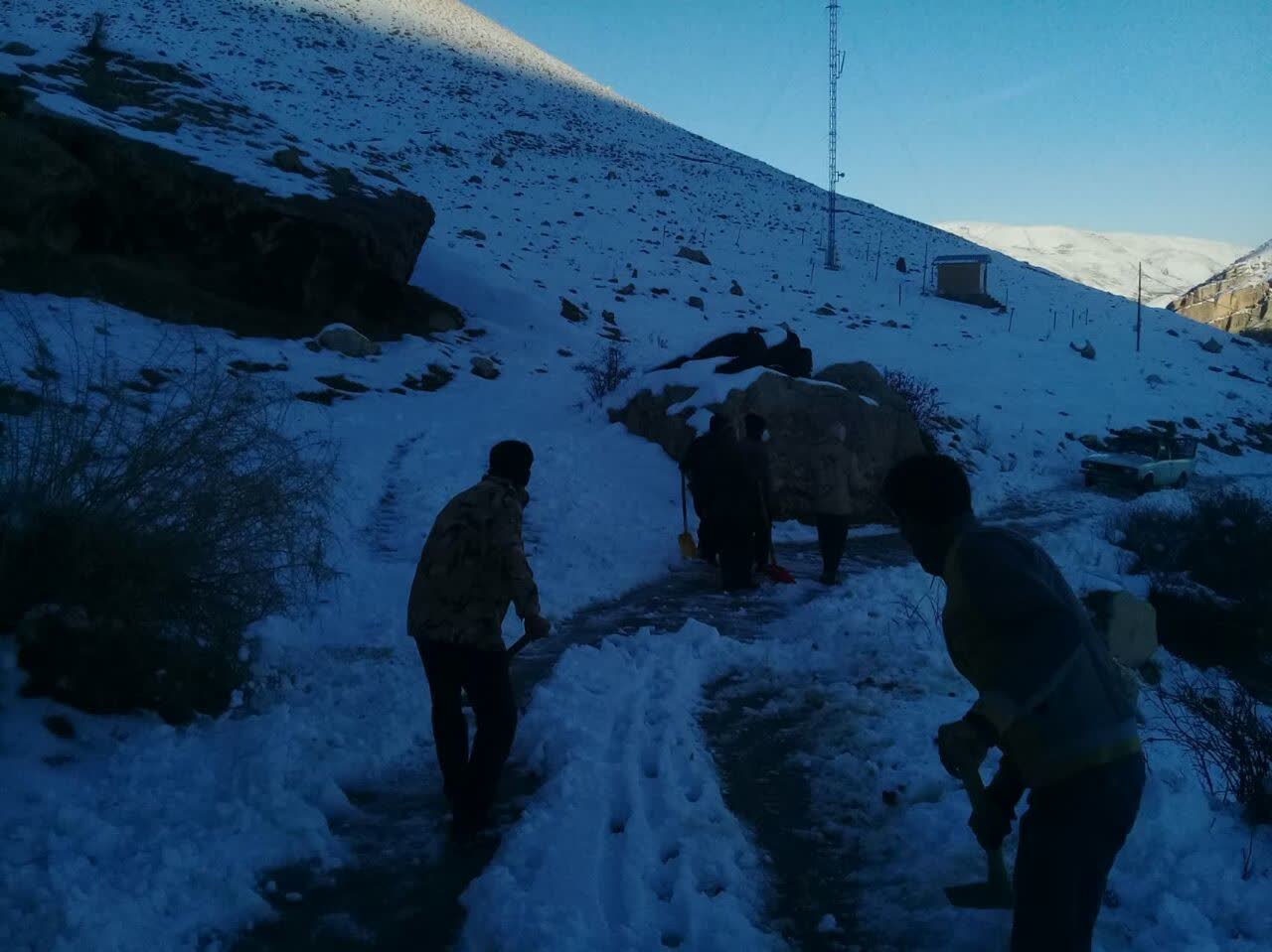 طرح جهادی برف روبی راه روستایی توسط جوانان بسیجی شهرستان ماهنشان+تصاویر