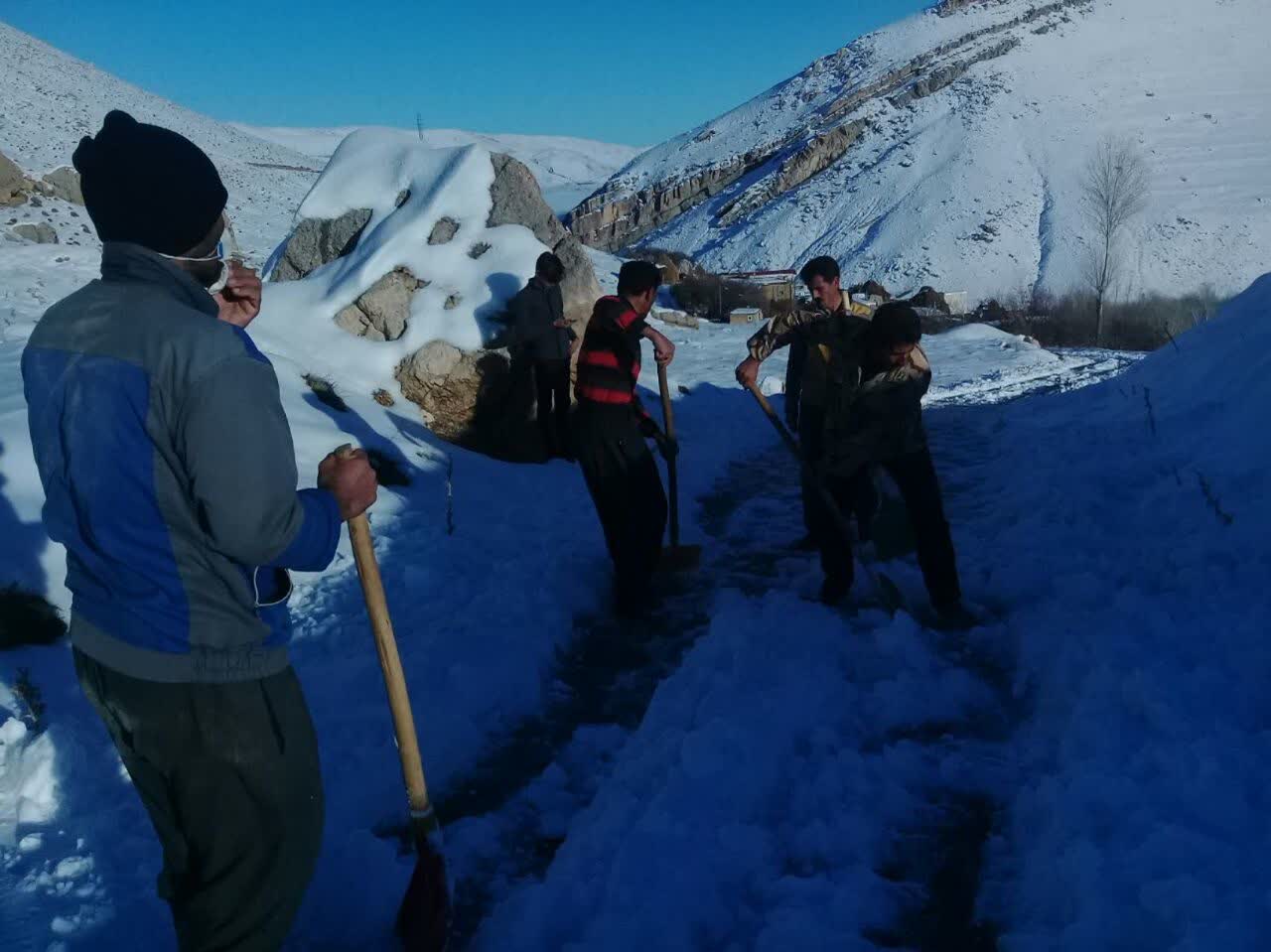 طرح جهادی برف روبی راه روستایی توسط جوانان بسیجی شهرستان ماهنشان+تصاویر