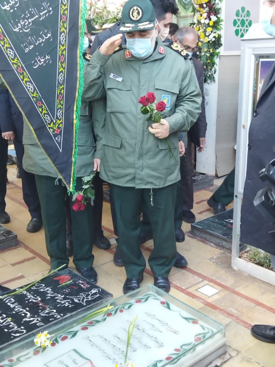 ادای احترام سردار سلامی به مقام شامخ شهید سلیمانی