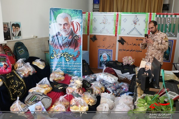 اجرای رزمایش &laquo;به نیابت از حاج قاسم&raquo; با توزیع ۱۷۰ بسته لوازم التحریر بین دانش آموزان نیازمند