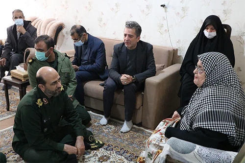 همنشینی با خانوادههای شهدا، انگیزه ما را برای خدمت دوچندان میکند همنشینی با خانوادههای شهدا، انگیزه ما را برای خدمت دوچندان میکند