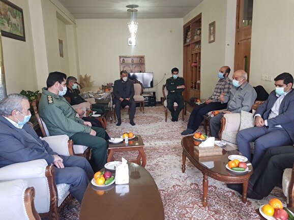 دیدار مسئولان با خانواده شهیدان استکی و علی بابایی در شهرکرد دیدار مسئولان با خانواده شهیدان استکی و علی بابایی در شهرکرد