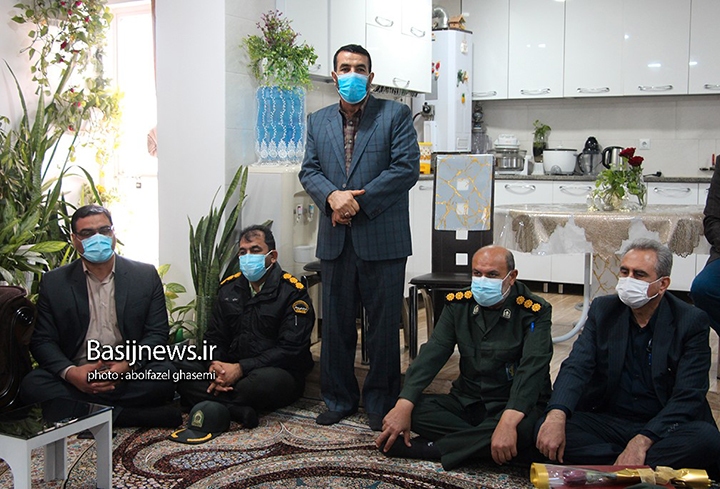 دیدار مسئولان شهرستان دشتستان با خانواده شهیدان عباس سلیمی فرد و مشایخ به مناسبت دهه فجر