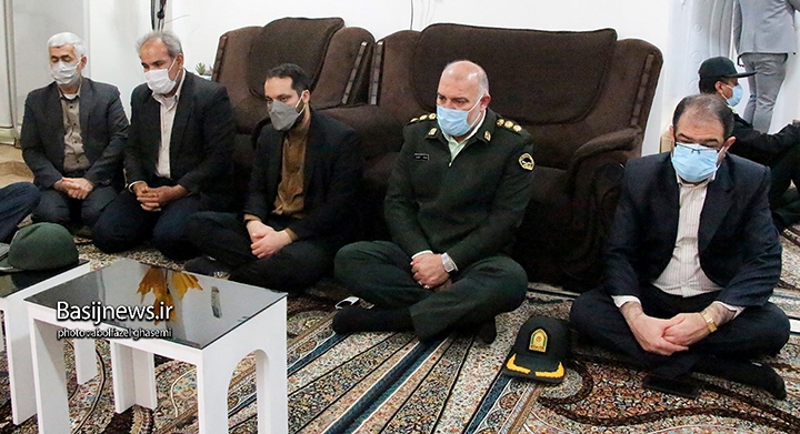 دیدار مسئولان شهرستان دشتستان با خانواده شهیدان عباس سلیمی فرد و مشایخ به مناسبت دهه فجر