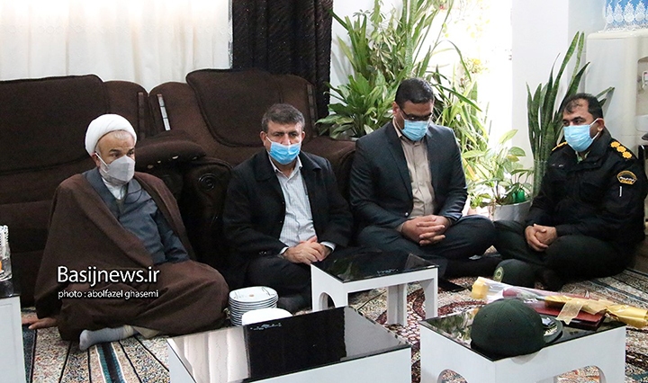 دیدار مسئولان شهرستان دشتستان با خانواده شهیدان عباس سلیمی فرد و مشایخ به مناسبت دهه فجر