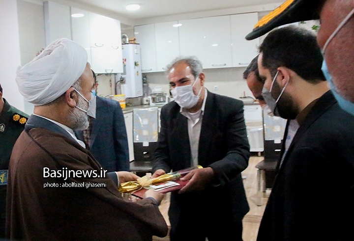 دیدار مسئولان شهرستان دشتستان با خانواده شهیدان عباس سلیمی فرد و مشایخ به مناسبت دهه فجر