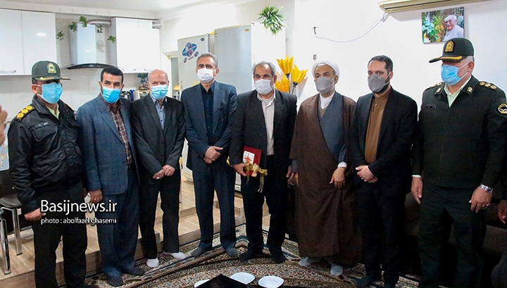 دیدار مسئولان شهرستان دشتستان با خانواده شهیدان عباس سلیمی فرد و مشایخ به مناسبت دهه فجر