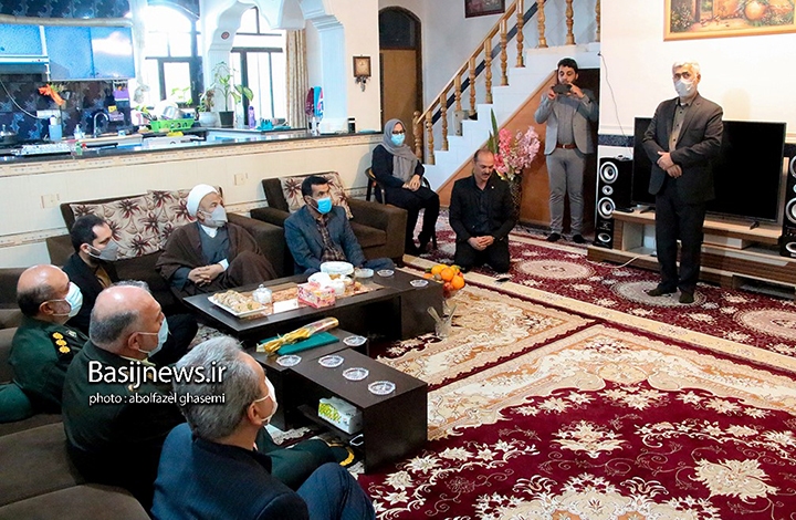 دیدار مسئولان شهرستان دشتستان با خانواده شهیدان عباس سلیمی فرد و مشایخ به مناسبت دهه فجر