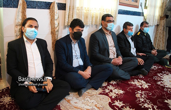 دیدار مسئولان شهرستان دشتستان با خانواده شهیدان عباس سلیمی فرد و مشایخ به مناسبت دهه فجر