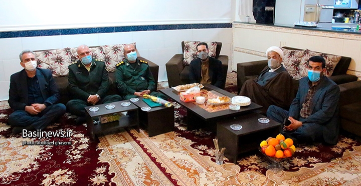 دیدار مسئولان شهرستان دشتستان با خانواده شهیدان عباس سلیمی فرد و مشایخ به مناسبت دهه فجر