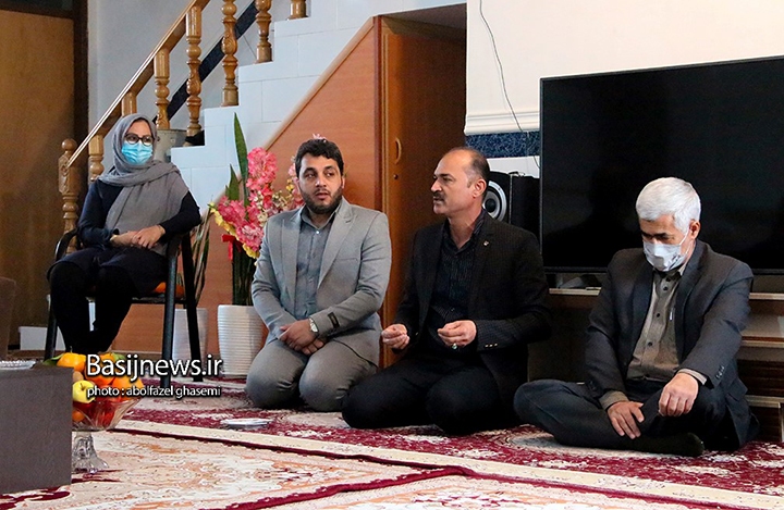 دیدار مسئولان شهرستان دشتستان با خانواده شهیدان عباس سلیمی فرد و مشایخ به مناسبت دهه فجر