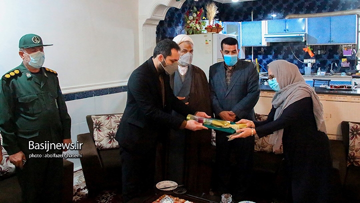 دیدار مسئولان شهرستان دشتستان با خانواده شهیدان عباس سلیمی فرد و مشایخ به مناسبت دهه فجر