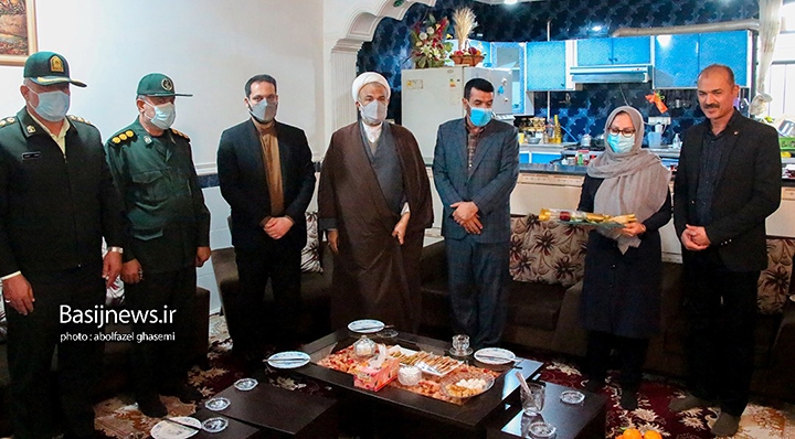 دیدار مسئولان شهرستان دشتستان با خانواده شهیدان عباس سلیمی فرد و مشایخ به مناسبت دهه فجر