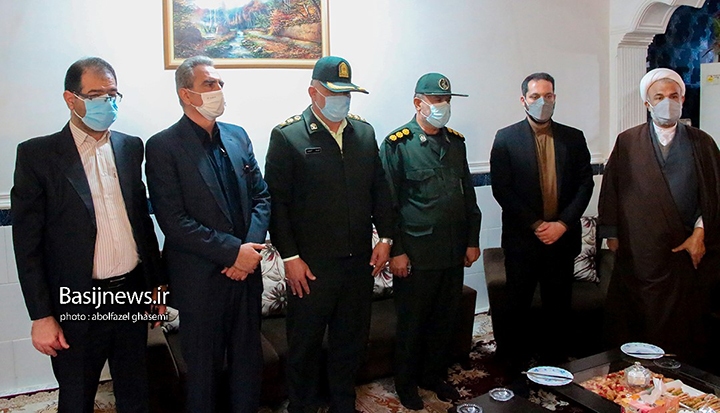 دیدار مسئولان شهرستان دشتستان با خانواده شهیدان عباس سلیمی فرد و مشایخ به مناسبت دهه فجر