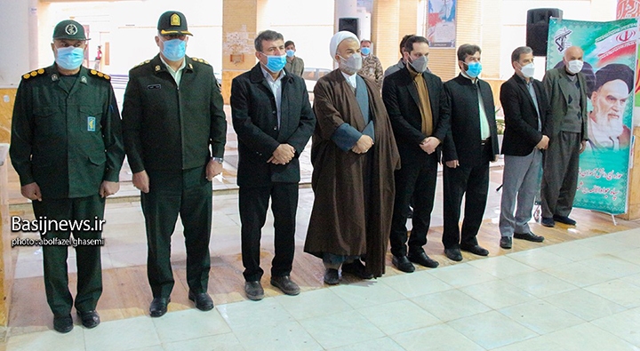 تجدید میثاق مسئولان شهرستان دشتستان با شهدا در اولین روز ایام دهه فجر