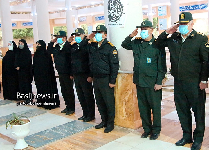 تجدید میثاق مسئولان شهرستان دشتستان با شهدا در اولین روز ایام دهه فجر