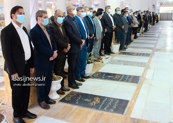 تجدید میثاق مسئولان شهرستان دشتستان با شهدا در اولین روز ایام دهه فجر