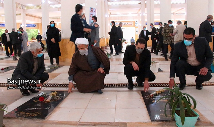 تجدید میثاق مسئولان شهرستان دشتستان با شهدا در اولین روز ایام دهه فجر