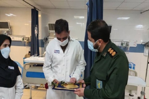 از پزشکان و کادر درمان گروه جهادی سفیران سلامت جهرم تقدیر شد