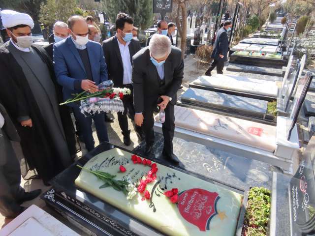 عطر افشانی گلزار شهدا با حضور مسئولان جامعه ورزش کشور عطر افشانی گلزار شهدا با حضور مسئولان جامعه ورزش کشور
