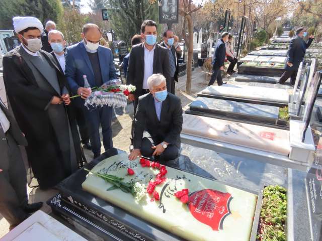 عطر افشانی گلزار شهدا با حضور مسئولان جامعه ورزش کشور عطر افشانی گلزار شهدا با حضور مسئولان جامعه ورزش کشور