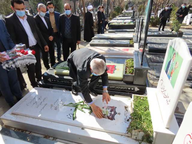 عطر افشانی گلزار شهدا با حضور مسئولان جامعه ورزش کشور عطر افشانی گلزار شهدا با حضور مسئولان جامعه ورزش کشور