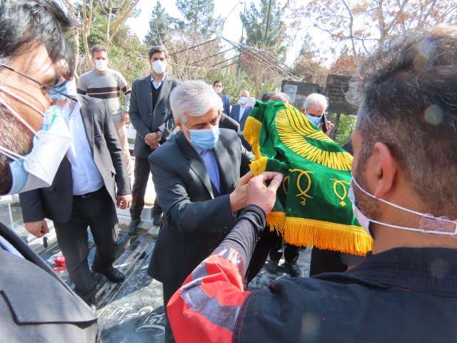 عطر افشانی گلزار شهدا با حضور مسئولان جامعه ورزش کشور عطر افشانی گلزار شهدا با حضور مسئولان جامعه ورزش کشور