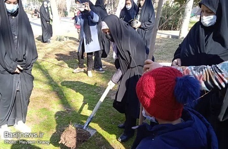 اردوی علمی باغ موزه نگارستان، کاشت نهال و غبار روبی مزار شهدا در دهه فجر